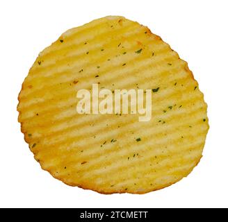 Kartoffelchips auf weißem Hintergrund. Blick von oben. Ein Stück Chips isolieren. Chips Stockfoto