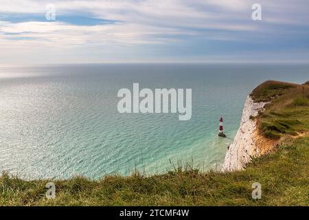 Ein Blick über die Küste von Sussex mit dem Beachy Head Lighthouse im Wasser darunter Stockfoto