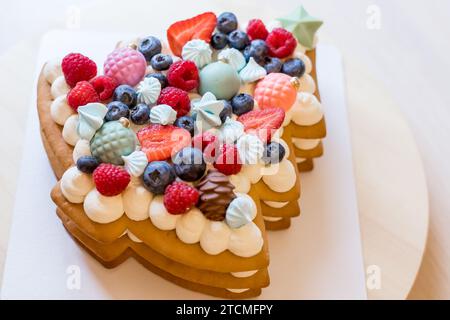 Traditionelle Weihnachtskäse-Cupcakes. Dekoriert mit Tannenzweigen und Weihnachtsdekoration. Kopierbereich. High-Taste Stockfoto