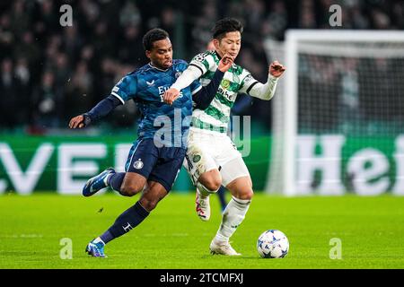 Glasgow, Großbritannien. Dezember 2023. Glasgow - Quinten Timber of Feyenoord, Tomoki Iwata of Celtic während der 6. Etappe der Gruppenphase der UEFA Champions League zwischen Celtic und Feyenoord im Celtic Park am 13. Dezember 2023 in Glasgow, Schottland. Credit: Box to Box Pictures/Alamy Live News Stockfoto