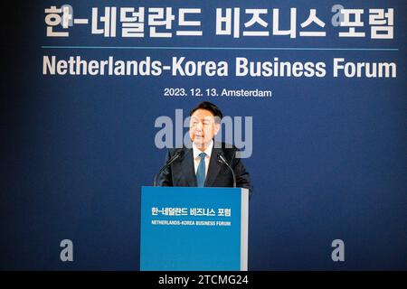 Präsident Yoon Suk Yeol am 13. Dezember 2023 im Königspalast in Amsterdam, um mit niederländischen Veteranen des Koreakrieges zu sprechen. Während des Treffens wird die Vergangenheit der bilateralen Beziehungen zwischen den Niederlanden und der Republik Korea am 1. Eines zweitägigen Staatsbesuchs Südkoreas in den Niederlanden erörtert werden Foto: Albert Nieboer/Netherlands OUT/Point de Vue OUT Stockfoto