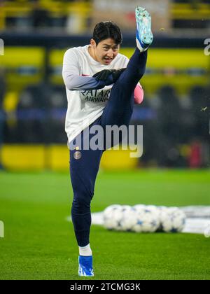 Dortmund, Deutschland. Dezember 2023. DORTMUND, DEUTSCHLAND - 13. DEZEMBER: Lee Kang-in aus Paris Saint-Germain wärmt sich vor dem Spiel der UEFA Champions League Gruppe F zwischen Borussia Dortmund und Paris Saint-Germain am 13. Dezember 2023 im Signal Iduna Park in Dortmund auf (Foto: Rene Nijhuis/BSR Agency) Credit: BSR Agency/Alamy Live News Stockfoto