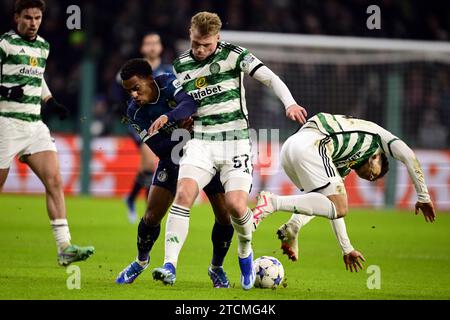 GLASGOW - (l-r) Quinten Timber of Feyenoord, Stephen Welsh von Celtic, Tomoki Iwata von Celtic während des Gruppenspiels der UEFA Champions League zwischen Celtic FC und Feyenoord am 13. Dezember 2023 in Glasgow, Schottland. ANP OLAF KRAAK Credit: ANP/Alamy Live News Stockfoto