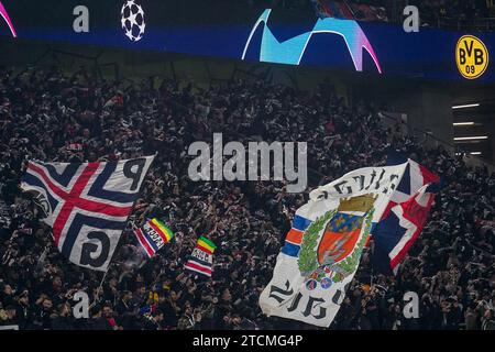 Dortmund, Deutschland. Dezember 2023. DORTMUND, DEUTSCHLAND - 13. DEZEMBER: Fans von Paris Saint-Germain vor dem Spiel der UEFA Champions League Gruppe F zwischen Borussia Dortmund und Paris Saint-Germain im Signal Iduna Park am 13. Dezember 2023 in Dortmund (Foto: Rene Nijhuis/BSR Agency) Credit: BSR Agency/Alamy Live News Stockfoto