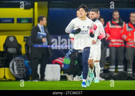 Dortmund, Deutschland. Dezember 2023. DORTMUND, DEUTSCHLAND - 13. DEZEMBER: Lee Kang-in aus Paris Saint-Germain wärmt sich vor dem Spiel der UEFA Champions League Gruppe F zwischen Borussia Dortmund und Paris Saint-Germain am 13. Dezember 2023 im Signal Iduna Park in Dortmund auf (Foto: Rene Nijhuis/BSR Agency) Credit: BSR Agency/Alamy Live News Stockfoto