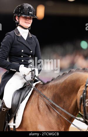 London, Großbritannien. Dezember 2023. Devenda Dijkstra aus den Niederlanden mit Hero während des FEI Dressage World Cup Grand Prix auf der London International Horse Show am 13. Dezember 2023, London Excel Centre, Vereinigtes Königreich (Foto von Maxime David - MXIMD Pictures) Credit: MXIMD Pictures/Alamy Live News Stockfoto