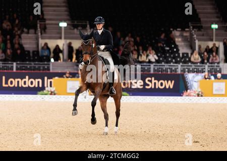 London, Großbritannien. Dezember 2023. Jorinde Verwimp aus Belgien mit Charmer während des FEI Dressage World Cup Grand Prix auf der London International Horse Show am 13. Dezember 2023, London Excel Centre, Vereinigtes Königreich (Foto von Maxime David - MXIMD Pictures) Credit: MXIMD Pictures/Alamy Live News Stockfoto