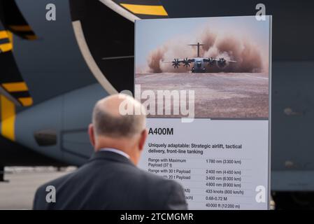 Geschäftsmann, der auf der Farnborough International Airshow 2018 eine Anzeigetafel für das militärische Transportflugzeug Airbus A400M Atlas mit Spezifikationen sieht Stockfoto