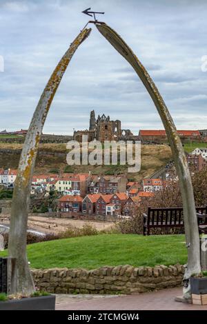 Blick auf die Ruinen von Whitby Abbey durch den Walebone Arch in North Yorkshire Stockfoto