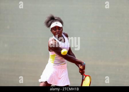 NAIROBI, KENIA - 11. DEZEMBER; Angella Okutoyi aus Kenia während der ITF Women World Tennis Tour Main Draw Singles in der zweiten Runde im Karen Country Club auf de Stockfoto