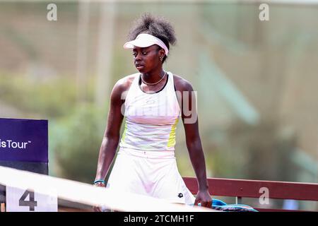 NAIROBI, KENIA - 11. DEZEMBER; Angella Okutoyi aus Kenia während der ITF Women World Tennis Tour Main Draw Singles in der zweiten Runde im Karen Country Club auf de Stockfoto