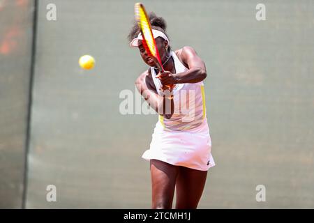 NAIROBI, KENIA - 11. DEZEMBER; Angella Okutoyi aus Kenia während der ITF Women World Tennis Tour Main Draw Singles in der zweiten Runde im Karen Country Club auf de Stockfoto