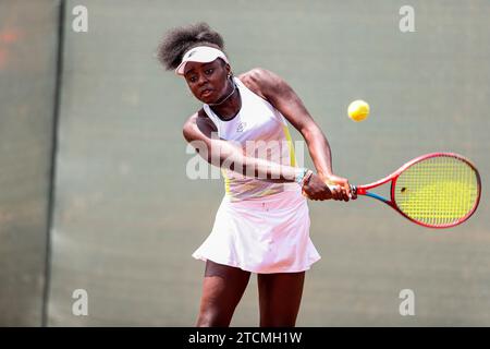 NAIROBI, KENIA - 11. DEZEMBER; Angella Okutoyi aus Kenia während der ITF Women World Tennis Tour Main Draw Singles in der zweiten Runde im Karen Country Club auf de Stockfoto