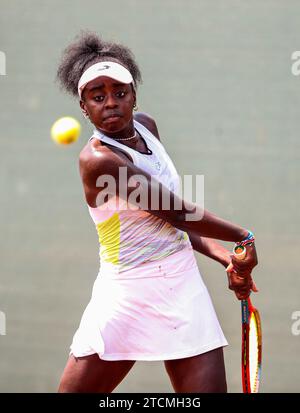 NAIROBI, KENIA - 11. DEZEMBER; Angella Okutoyi aus Kenia während der ITF Women World Tennis Tour Main Draw Singles in der zweiten Runde im Karen Country Club auf de Stockfoto