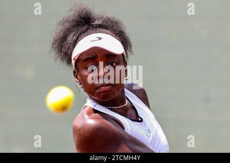 NAIROBI, KENIA - 11. DEZEMBER; Angella Okutoyi aus Kenia während der ITF Women World Tennis Tour Main Draw Singles in der zweiten Runde im Karen Country Club auf de Stockfoto