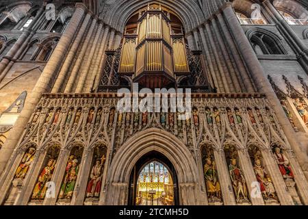 Statuen von Königen und Bischöfen im Chorschirm der Ripon Cathedral, North Yorkshire, England Stockfoto