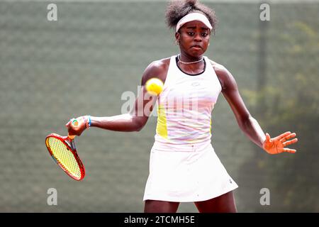 NAIROBI, KENIA - 11. DEZEMBER; Angella Okutoyi aus Kenia während der ITF Women World Tennis Tour Main Draw Singles in der zweiten Runde im Karen Country Club auf de Stockfoto