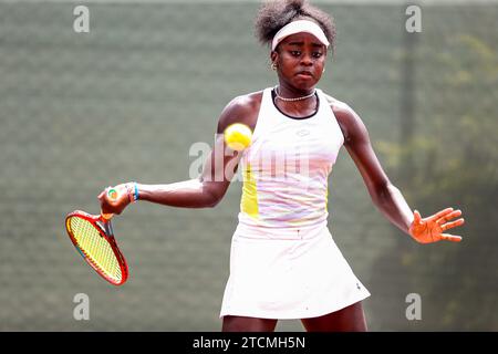 NAIROBI, KENIA - 11. DEZEMBER; Angella Okutoyi aus Kenia während der ITF Women World Tennis Tour Main Draw Singles in der zweiten Runde im Karen Country Club auf de Stockfoto