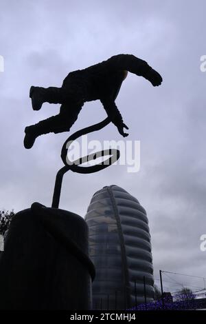 Manchester England UK 13. Dezember 2023 National Space Centre, Leicester Ein Modell des Astronauten Ed White vor dem National Space Museum, Leicester es ist zu einem Wahrzeichen in Leicester geworden. Das Gebäude besteht aus Ethlylen-Tetrafluorethylen (ETFE)-Gewebe „Kissen“ oder Ballons ©GED Noonan/Alamy Stockfoto