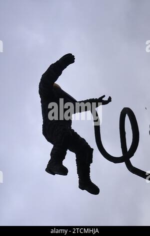 Manchester England UK 13. Dezember 2023 National Space Centre, Leicester Ein Modell des Astronauten Ed White vor dem National Space Museum, Leicester es ist zu einem Wahrzeichen in Leicester geworden. Das Gebäude besteht aus Ethlylen-Tetrafluorethylen (ETFE)-Gewebe „Kissen“ oder Ballons ©GED Noonan/Alamy Stockfoto