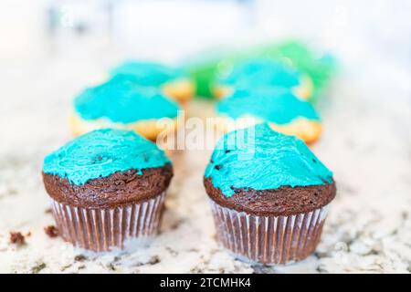 Dekorieren von Cupcakes mit Kakteen-Buttercremezuckerguss Stockfoto