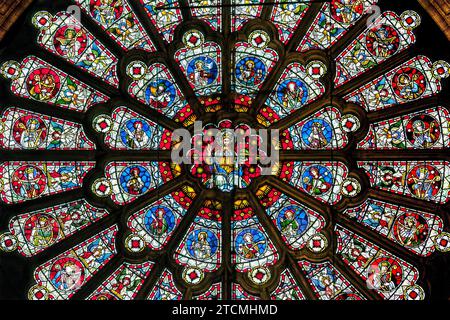 Das Rosenfenster zeigt Christus umgeben von den Aposteln, Durham Cathedral Stockfoto