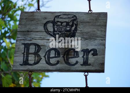 PAG, Kroatien, 2. September 2023. Inschrift Bier auf einer hölzernen Werbetafel eingraviert Stockfoto