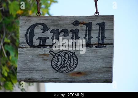 PAG, Kroatien, 2. September 2023. Inschrift Grill auf einer hölzernen Werbetafel Stockfoto