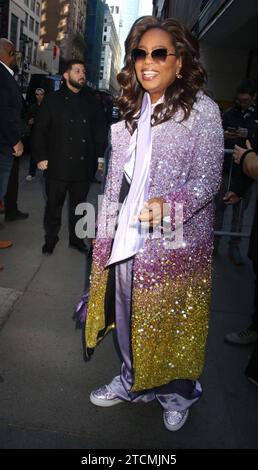 NEW YORK, NY – 12. DEZEMBER: Oprah Winfrey und die Besetzung aus dem neuen Film The Color Purple besuchen das Empire State Building in New York. Dezember 2023. Copyright: XRWx Stockfoto