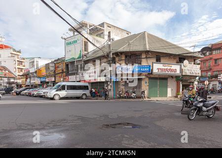 Da Lat City, Vietnam, 27. Mai 2023 : Blick auf Hoa Binh, Zentrum der da Lat City am frühen Morgen mit vielen Ständen noch in der Nähe Stockfoto