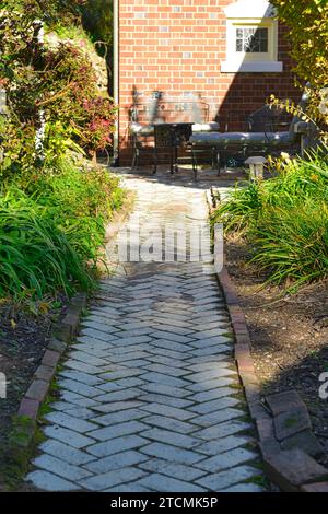 Fischgrätenmuster aus Ziegeln, die als Pfad zu einem Haus in Fredericksburg, Virginia, verwendet wurden Stockfoto