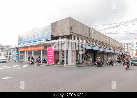 Da Lat City, Vietnam, 27. Mai 2023 : Blick auf Hoa Binh, Zentrum der da Lat City am frühen Morgen mit vielen Ständen noch in der Nähe Stockfoto