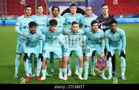 Antwerpen, Belgien. Dezember 2023. Die Spieler Barcelonas wurden am Mittwoch, dem 13. Dezember 2023, dem sechsten Tag der Gruppenphase der Champions League, in der Gruppe H. BELGA FOTO VIRGINIE LEFOUR Credit: BELGA News Agency/Alamy Live News zu Beginn eines Spiels zwischen dem belgischen Fußballverein Royal Antwerp FC und dem spanischen FC Barcelona in Antwerpen dargestellt Stockfoto