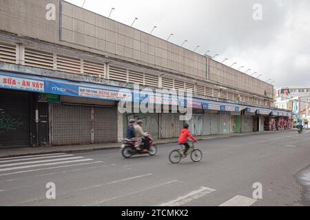 Da Lat City, Vietnam, 27. Mai 2023 : Blick auf Hoa Binh, Zentrum der da Lat City am frühen Morgen mit vielen Ständen noch in der Nähe Stockfoto