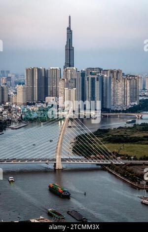 Blick vom Bitexco Financial Tower über den Saigon River und die Thu Thiem 2 Bridge zum Wolkenkratzer Wahrzeichen 81, Ho Chi Minh City, Vietnam Stockfoto