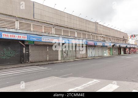 Da Lat City, Vietnam, 27. Mai 2023 : Blick auf Hoa Binh Gegend, Zentrum der da Lat Stadt am frühen Morgen mit vielen Ständen noch in der Nähe und der leeren Straße Stockfoto