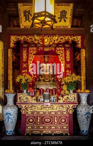 Altar für Le Thanh Tong, einen der drei Kaiser, die den Tempel der Literatur in Hanoi, Vietnam, errichteten Stockfoto