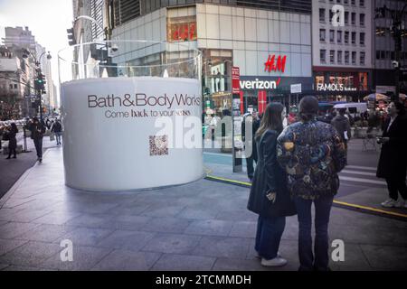 Eine riesige Kerze erscheint am Herald Square in New York für Bath & Body Works, ehemals L Brands, am Donnerstag, den 30. November 2023. (© Richard B. Levine) Stockfoto