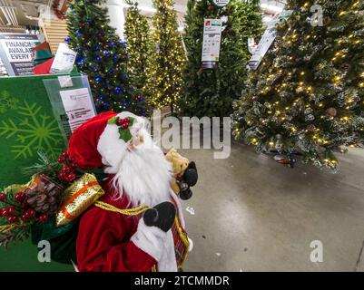 Weihnachtsmannfiguren bewachen am Mittwoch, 29. November 2023 in einem Home Depot-Geschäft in Chelsea in New York die Weihnachtsbäume und die Dekoration. (© Richard B. Levine) Stockfoto