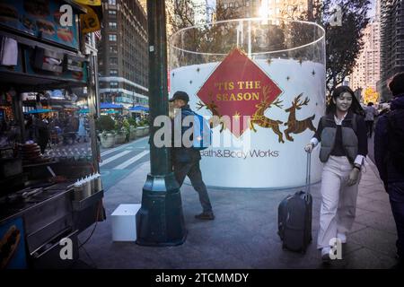 Eine riesige Kerze erscheint am Herald Square in New York für Bath & Body Works, ehemals L Brands, am Donnerstag, den 30. November 2023. (© Richard B. Levine) Stockfoto