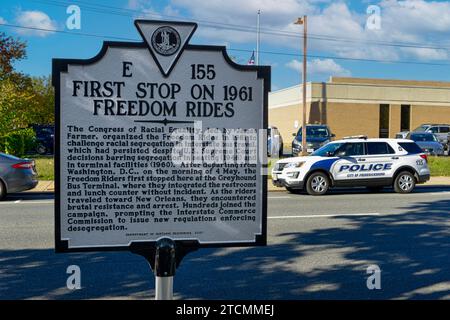 Vor dem ehemaligen Greyhound-Busbahnhof befindet sich die erste Haltestelle auf der 1961 Freedom Rides vom historischen Markierer der Segregation auf der St. Anne Street in Fredericksburg V. Stockfoto