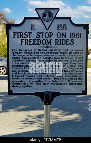 Vor dem ehemaligen Greyhound-Busbahnhof befindet sich die erste Haltestelle auf der 1961 Freedom Rides vom historischen Markierer der Segregation auf der St. Anne Street in Fredericksburg V. Stockfoto