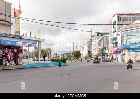 Da Lat City, Vietnam, 27. Mai 2023 : Blick auf die Hoa Binh Gegend, Zentrum der da Lat Stadt am frühen Morgen mit vielen Ständen noch nah und bewölktem Himmel Stockfoto