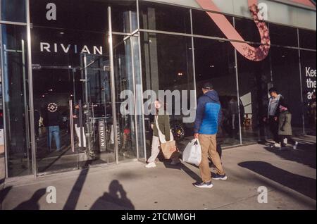 Rivian Spaces Showroom im Meatpacking District in New York im November 2023. Rivian hat sich anderen Herstellern von Luxusfahrzeugen, Tesla, Genesis und Lucid, im Meatpacking District angeschlossen. (© Richard B. Levine) Stockfoto