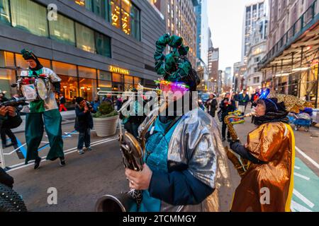 Unter der Leitung der Shinbone Alley Stilt Band des Bond Street Theatre veranstaltet das Flatiron/Nomad Business Improvement District eine Parade zum Auftakt ihrer Feiertage und enthüllt ihre interaktive Weihnachtsinstallation Control No Control, die am Donnerstag, dem 30. November 2023, zu sehen ist. (© Richard B. Levine) Stockfoto