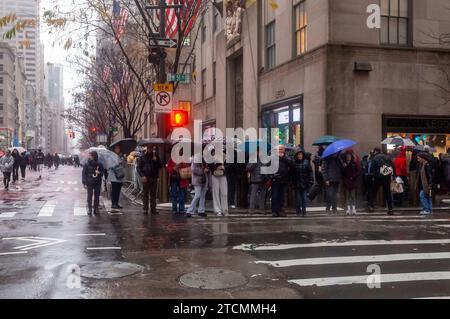 Tausende von Touristen und New Yorkern trotzen dem regnerischen Wetter und strömen in die autofreie Fifth Avenue in Midtown Manhattan, um die Holiday Open Streets am Sonntag, den 3. Dezember 2023, zu genießen. New York City schloss einen neun Blocks langen Abschnitt der Fifth Avenue in Midtown für vier Sonntage im Dezember für Fahrzeuge und bildete so eine Feiertagsfeier für Besucher. (© Richard B. Levine) Stockfoto