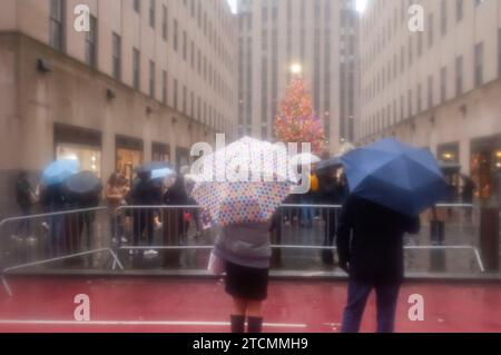 Tausende von Touristen und New Yorkern trotzen dem regnerischen Wetter und strömen in die autofreie Fifth Avenue in Midtown Manhattan, um die Holiday Open Streets am Sonntag, den 3. Dezember 2023, zu genießen. New York City schloss einen neun Blocks langen Abschnitt der Fifth Avenue in Midtown für vier Sonntage im Dezember für Fahrzeuge und bildete so eine Feiertagsfeier für Besucher. (© Richard B. Levine) Stockfoto