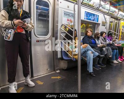 Wochenendfahrt in der New Yorker U-Bahn am Sonntag, 3. Dezember 2023. (© Richard B. Levine) Stockfoto