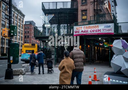 Die Arbeiter installieren die Hanukkah Menora im Meatpacking District in New York, um die erste Nacht des Feiertags am Donnerstag, den 7. Dezember 2023, vorzubereiten. (© Richard B. Levine) Stockfoto