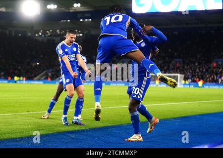 Leicester City's Patson Daka (rechts) feiert das zweite Tor ihrer Mannschaft im Spiel mit seinen Teamkollegen während des Sky Bet Championship Matches im King Power Stadium in Leicester. Bilddatum: Mittwoch, 13. Dezember 2023. Stockfoto